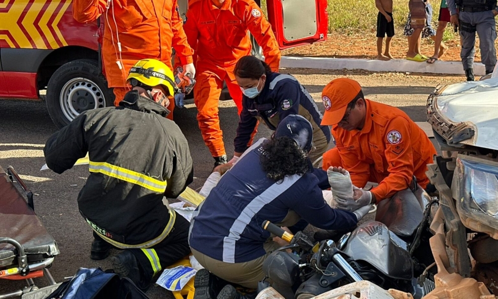 Motociclista tem perna dilacerada após colisão com caminhonete em Lucas do Rio Verde