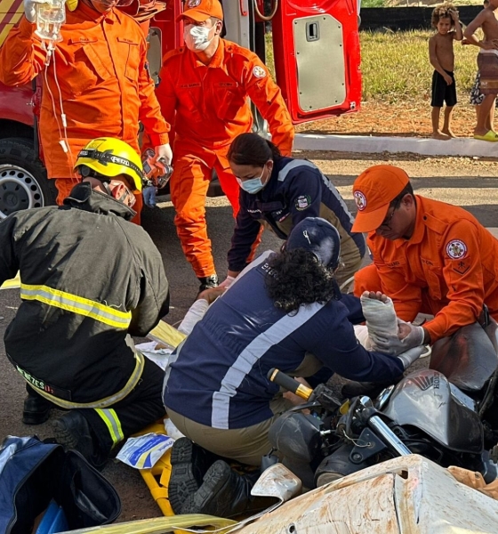 Motociclista tem perna dilacerada após colisão com caminhonete em Lucas do Rio Verde