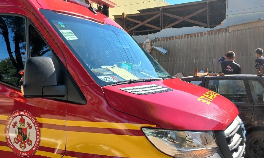 Trabalhador fica ferido após queda de fachada em supermercado