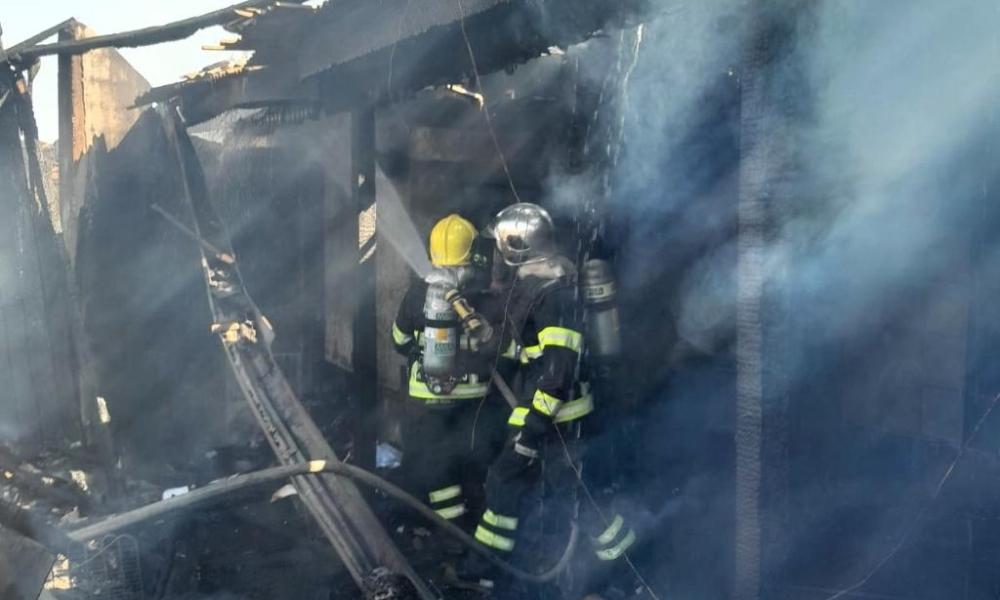 Corpo de Bombeiros extingue incêndio em residência em Sinop