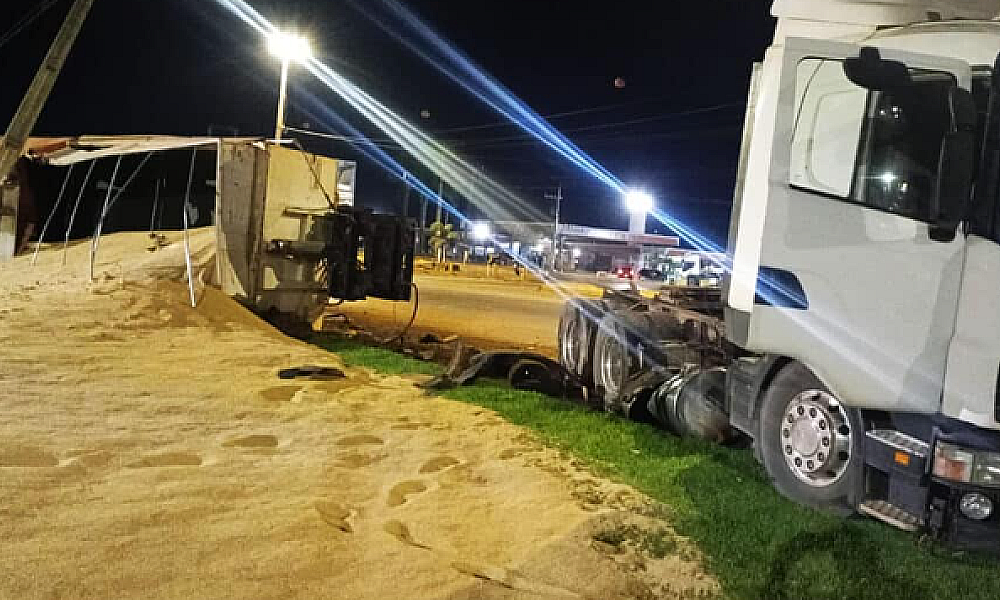 Vagão de carreta tomba e derruba poste na MT-449, em Lucas do Rio Verde