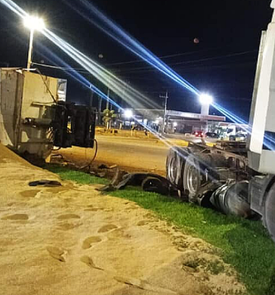 Vagão de carreta tomba e derruba poste na MT-449, em Lucas do Rio Verde