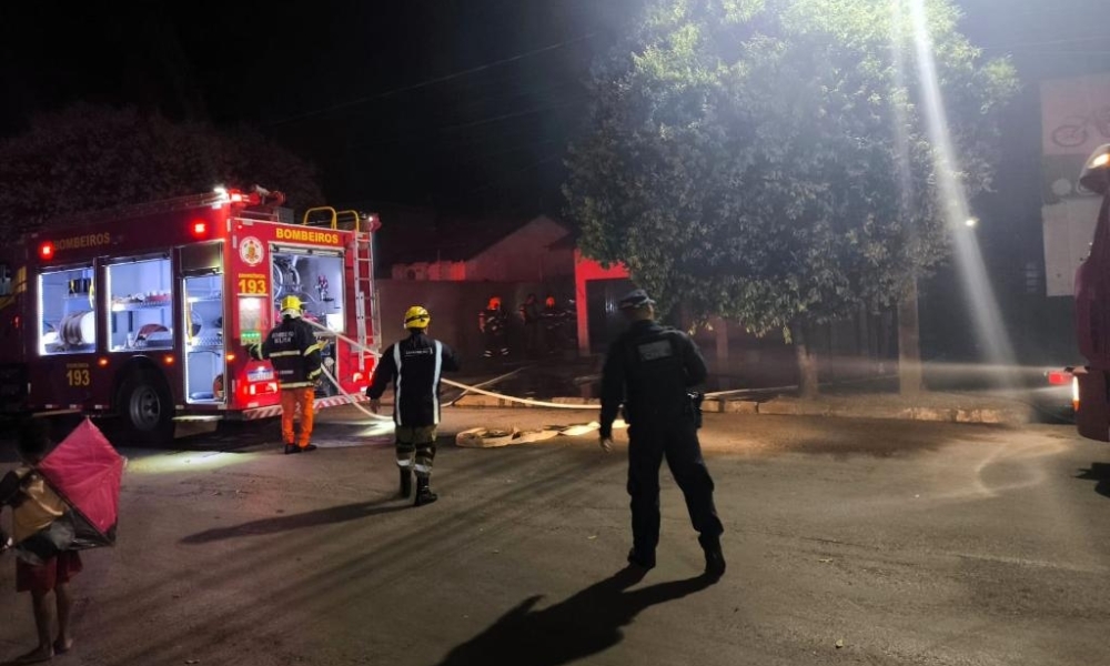 Corpo de Bombeiros combate incêndio em residência no bairro Veneza