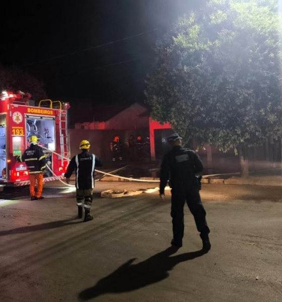 Corpo de Bombeiros combate incêndio em residência no bairro Veneza