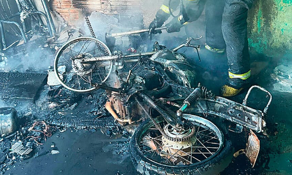 Mulher incendeia moto após briga com companheiro em Sorriso