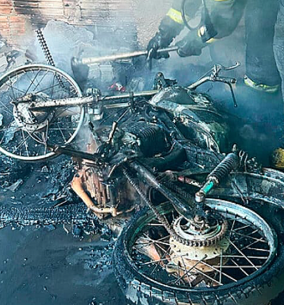 Mulher incendeia moto após briga com companheiro em Sorriso