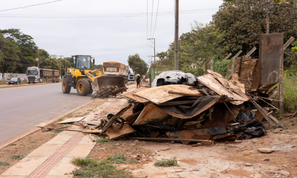 Barracos são removidos de calçada ocupada irregularmente em área empresarial de Rondonópolis