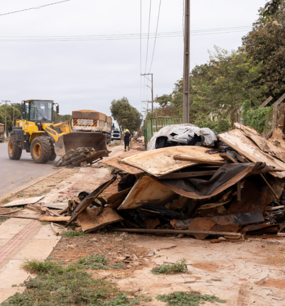 Barracos são removidos de calçada ocupada irregularmente em área empresarial de Rondonópolis