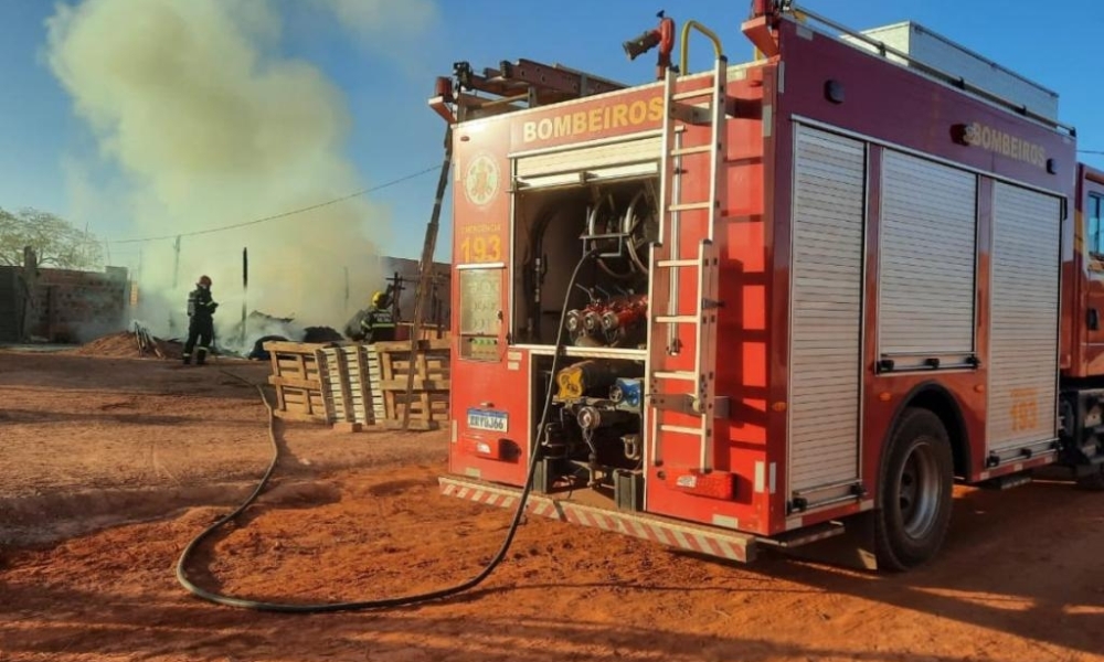 Corpo de Bombeiros combate incêndio em residência desocupada
