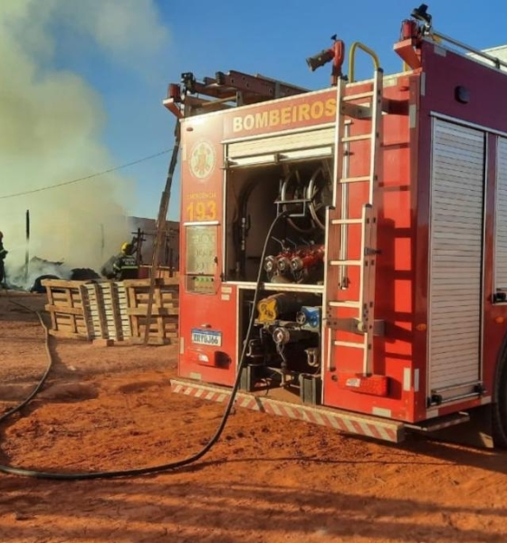 Corpo de Bombeiros combate incêndio em residência desocupada
