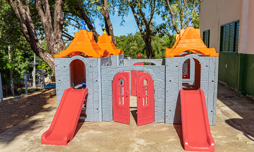 Creches e escolas municipais de Cuiabá recebem parques infantis temáticos