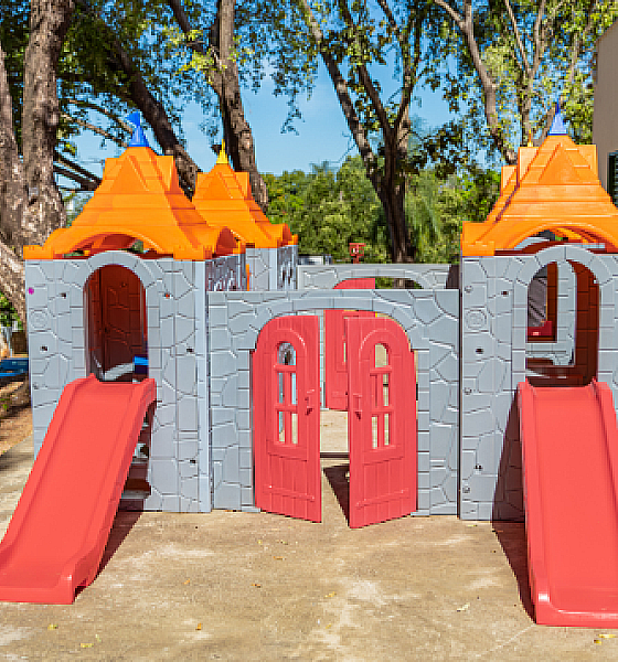 Creches e escolas municipais de Cuiabá recebem parques infantis temáticos