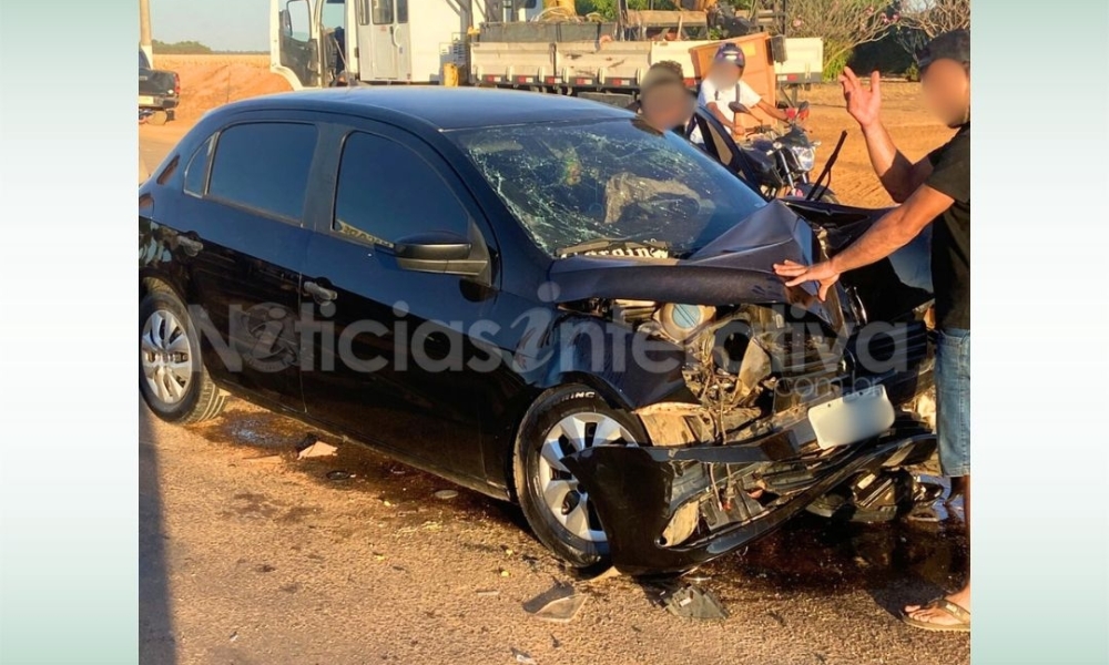 Colisão entre carro de passeio e carreta mobiliza socorro no interior de MT