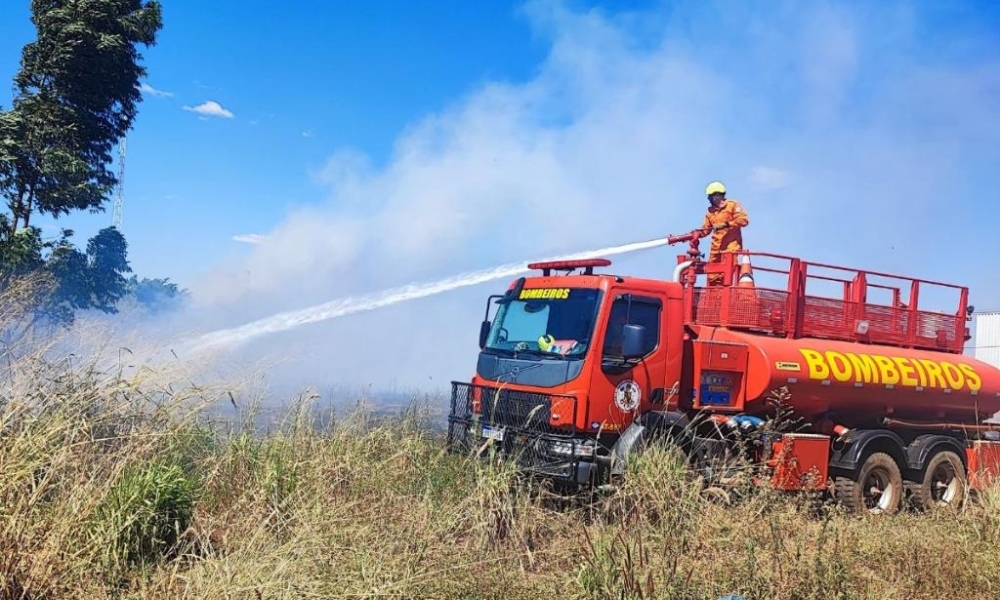 Corpo de Bombeiros combate incêndio em terreno próximo a algodoeiras