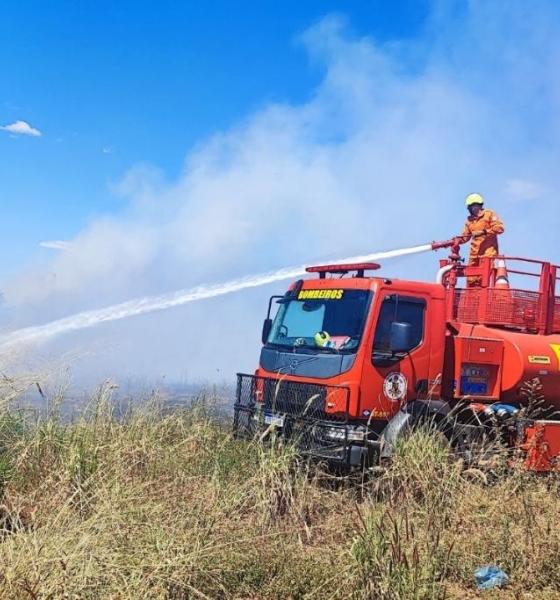 Corpo de Bombeiros combate incêndio em terreno próximo a algodoeiras