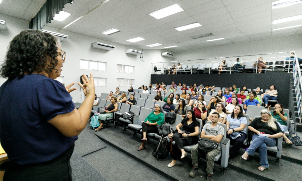 Professores da rede municipal de Cuiabá recebem capacitação para atender estudantes surdos