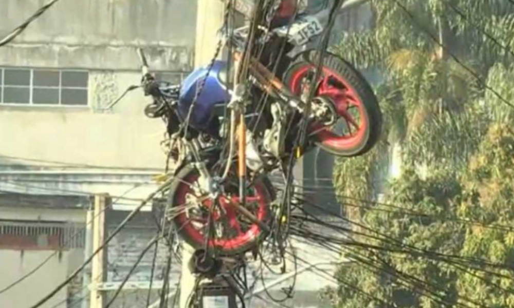 MOTO VAI PARAR EM CIMA DE POSTE APÓS QUEDA DE BALÃO EM SÃO PAULO