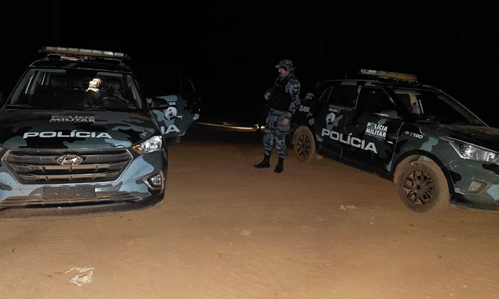 Forças de segurança localizam veículo usado em assalto; 100 policiais fazem cerco a criminosos