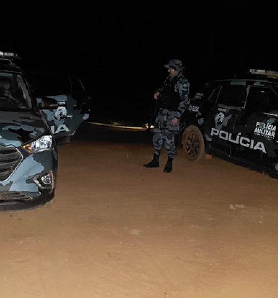 Forças de segurança localizam veículo usado em assalto; 100 policiais fazem cerco a criminosos