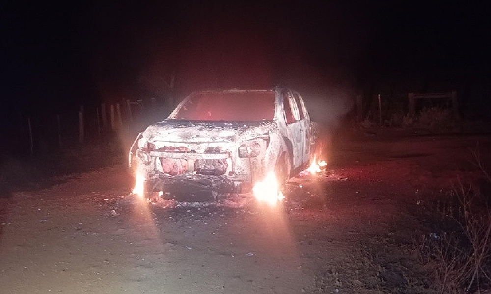 Fogo destrói caminhonete e mobiliza bombeiros em Dom Aquino