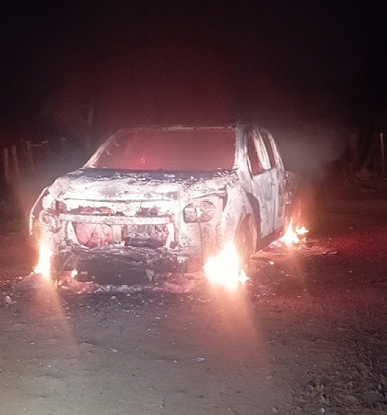 Fogo destrói caminhonete e mobiliza bombeiros em Dom Aquino