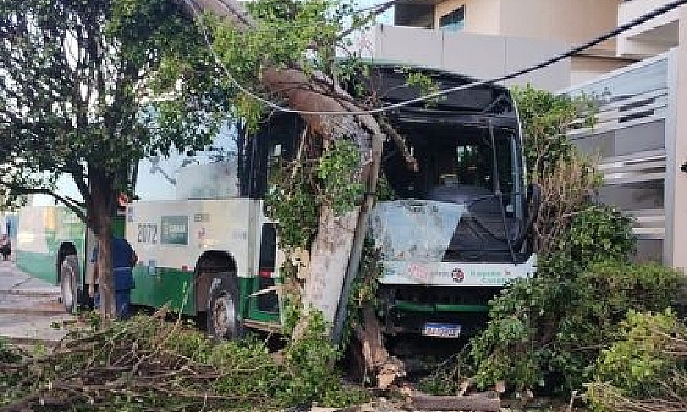 Ônibus bate em poste e deixa quase 4 mil pessoas sem luz em Cuiabá