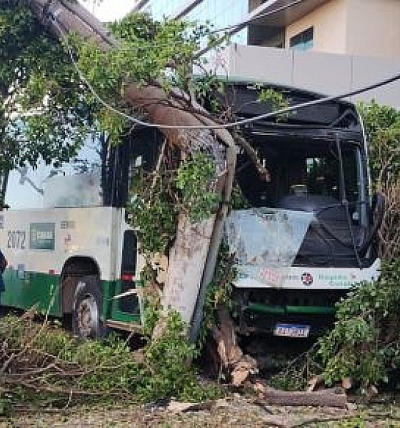 Ônibus bate em poste e deixa quase 4 mil pessoas sem luz em Cuiabá