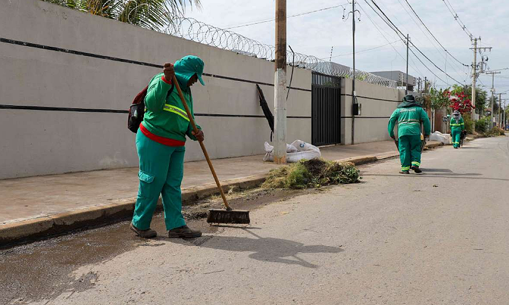 Ação da Prefeitura leva serviços de limpeza e manutenção a bairros de Várzea Grande