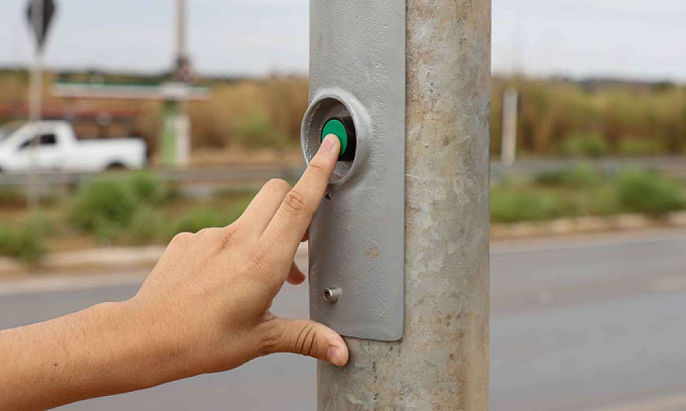 Prefeitura de Várzea Grande instala semáforos de botoeira para reforçar segurança em áreas escolares e comerciais
