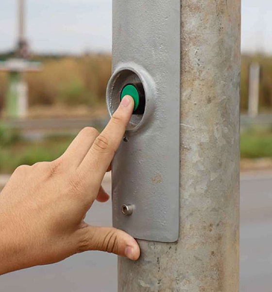 Prefeitura de Várzea Grande instala semáforos de botoeira para reforçar segurança em áreas escolares e comerciais