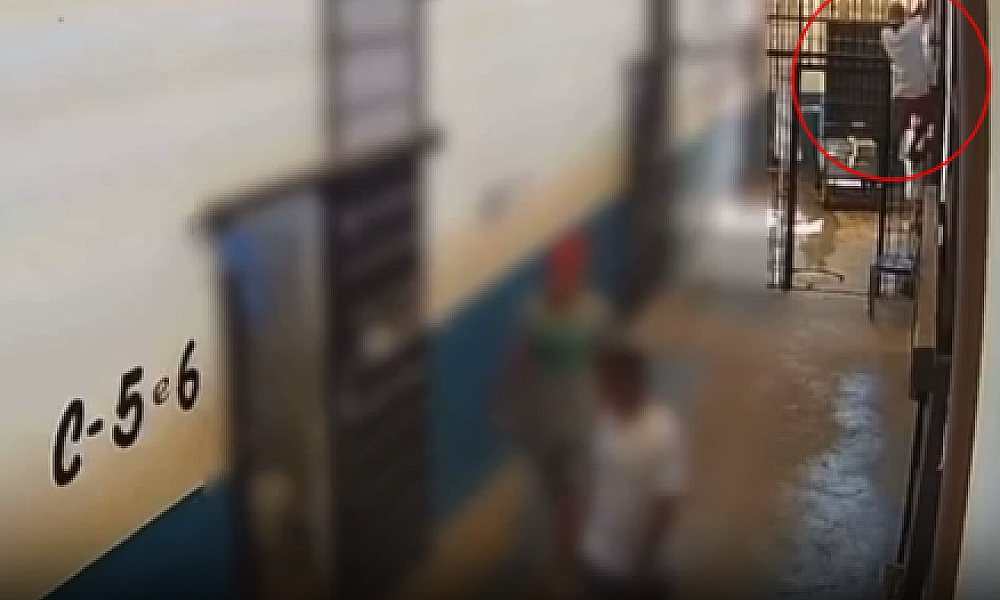 Presos abaixam câmera antes de espancar detenta trans