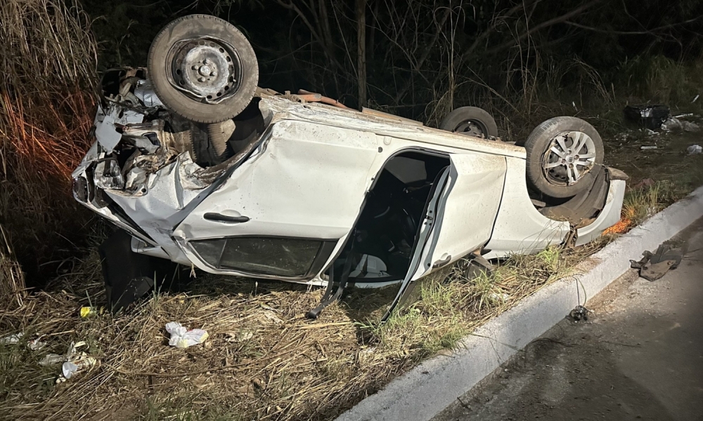 Suspeita de racha termina em capotamento e deixa mãe e filho feridos em Cuiabá