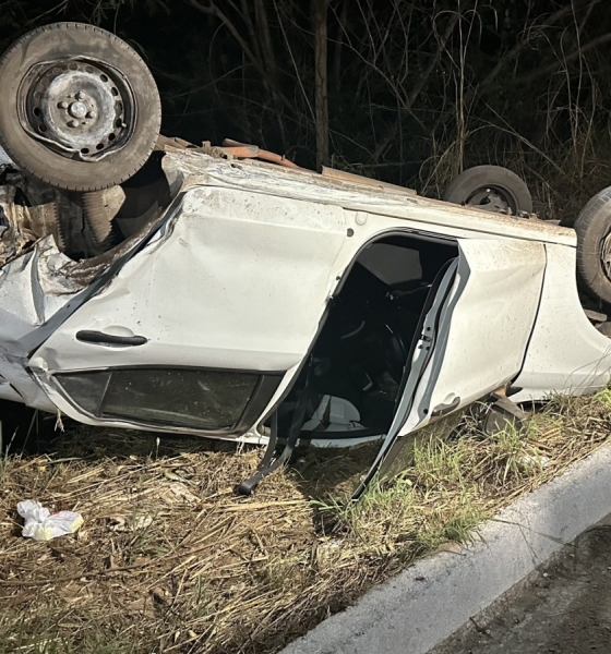 Suspeita de racha termina em capotamento e deixa mãe e filho feridos em Cuiabá