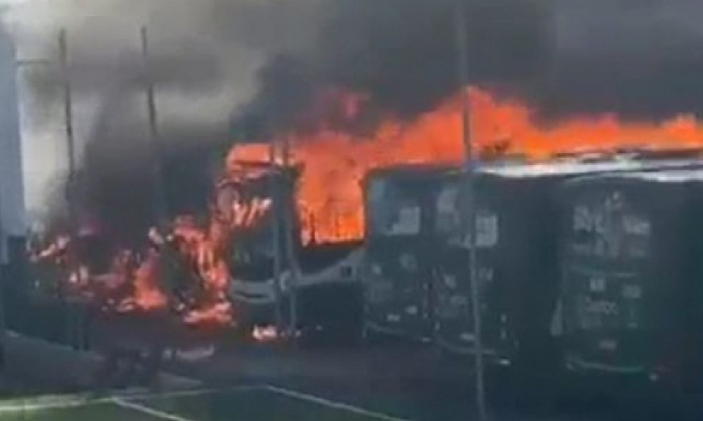 Incêndio de grandes proporções destrói ônibus do transporte coletivo em Cuiabá