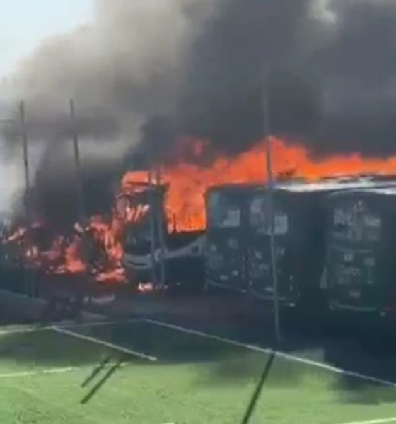 Incêndio de grandes proporções destrói ônibus do transporte coletivo em Cuiabá