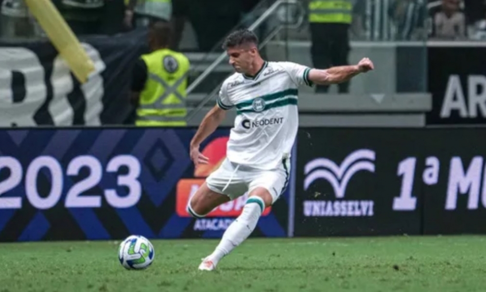 Discussão no vestiário do Coritiba termina com agressão de Diogo Oliveira e fratura no rosto de Kuscevic