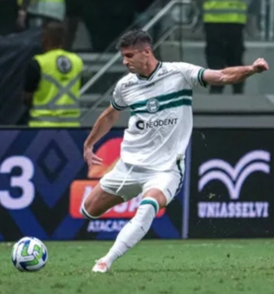 Discussão no vestiário do Coritiba termina com agressão de Diogo Oliveira e fratura no rosto de Kuscevic