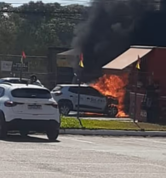 Carro fica destruído após pegar fogo em avenida de Cuiabá