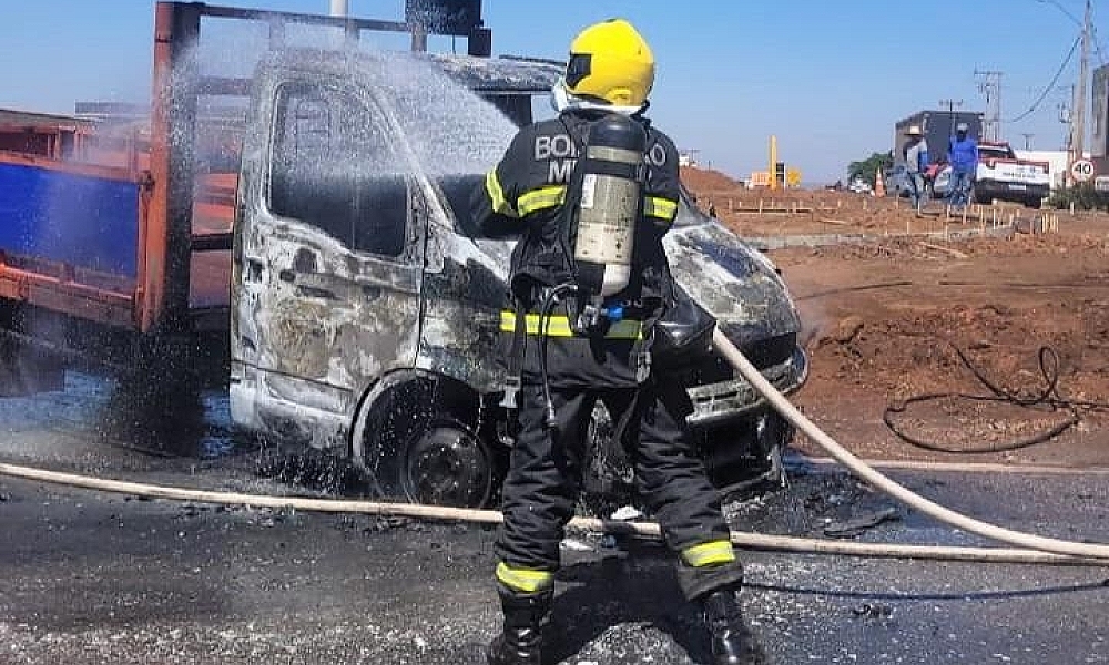 Corpo de Bombeiros extingue incêndio em caminhão carregado com GLP