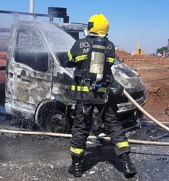 Corpo de Bombeiros extingue incêndio em caminhão carregado com GLP