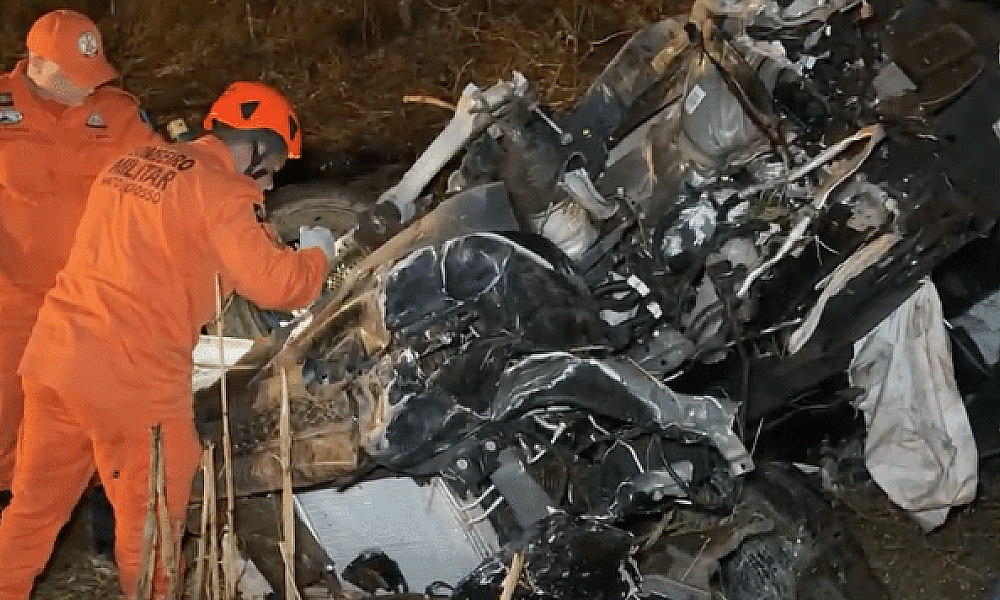 Caminhonete colide em poste, capota e deixa motorista ferido em Sorriso