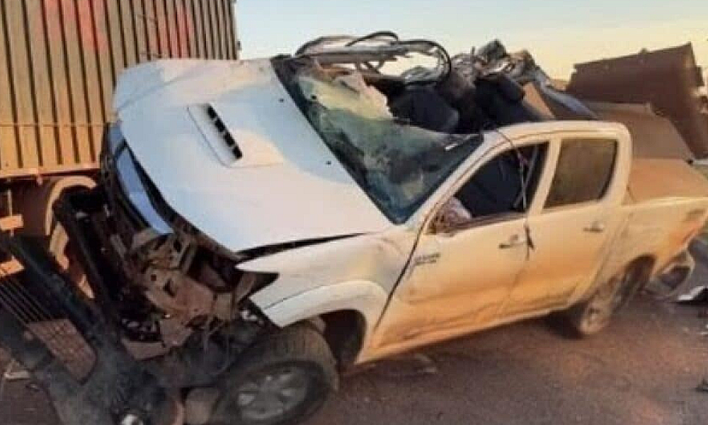 Hilux bate em carreta estacionada e fica destruída em Sinop