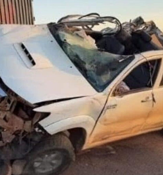 Hilux bate em carreta estacionada e fica destruída em Sinop