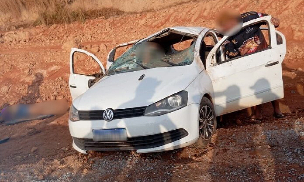 Capotamento na MT-325 deixa três pessoas feridas 