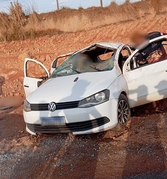 Capotamento na MT-325 deixa três pessoas feridas 