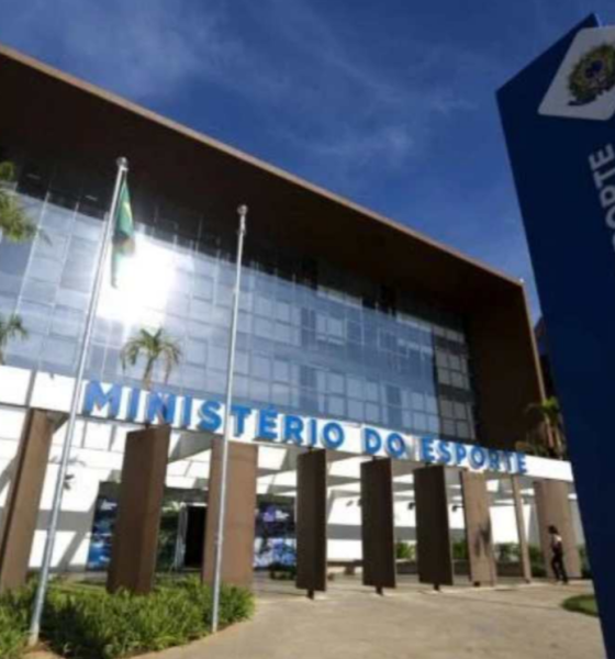 OLIMPÍADAS: MINISTÉRIO DO ESPORTE FAZ POST RACISTA SOBRE BARCO DO BRASIL E PEDE DESCULPAS