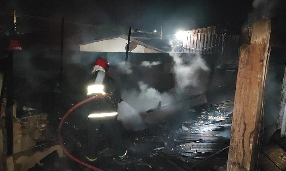Casa fica destruída após ser atingida por incêndio; morador acusa companheira