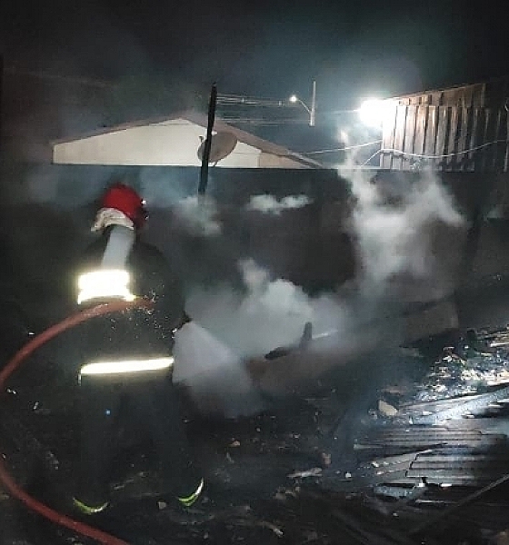 Casa fica destruída após ser atingida por incêndio; morador acusa companheira