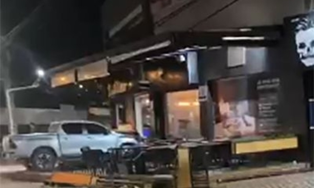 Motorista bêbado dorme e invade centro comercial com caminhonete Hilux