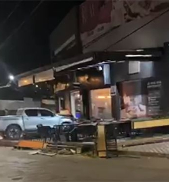 Motorista bêbado dorme e invade centro comercial com caminhonete Hilux